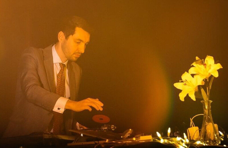 DJ Dawid mixing vinyl at a live event